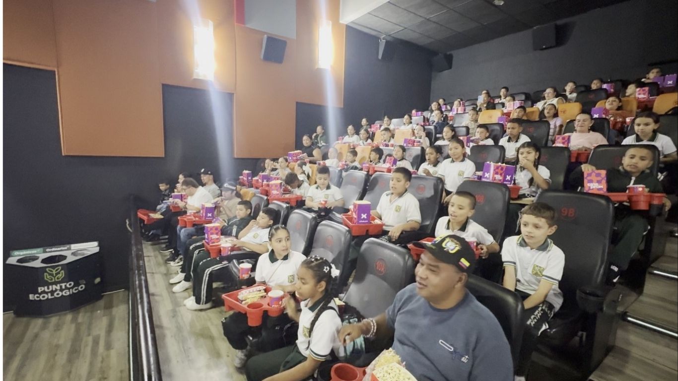 57 niños de El Santuario disfrutaron por primera vez de una jornada de cine