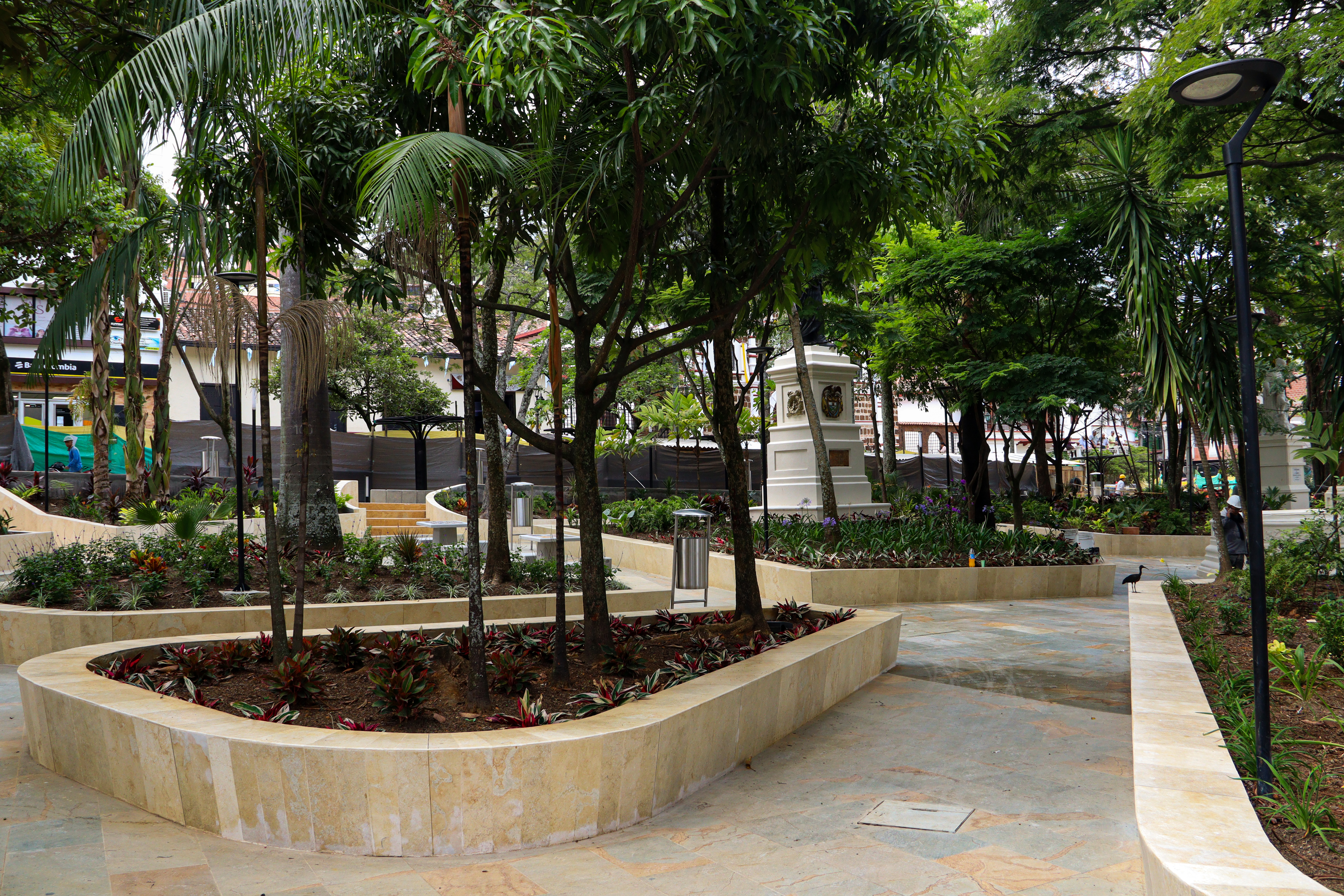 Después de 40 años, renovaron el Parque Principal de Copacabana: así quedó 2 Parque Principal de Copacabana con la peatonalización de vías, más de 120 árboles conservados y luz LED subterránea.