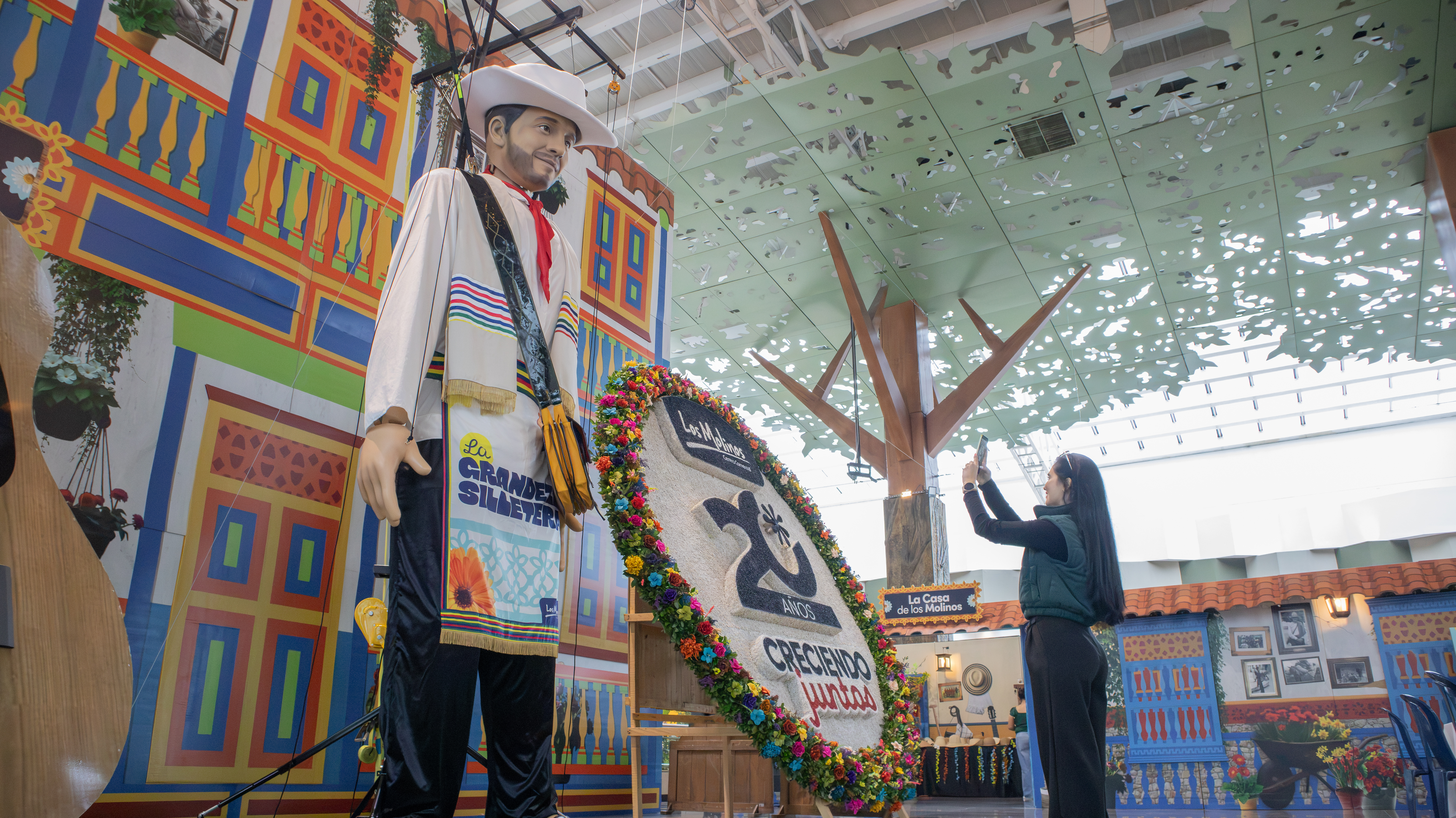 El silletero marioneta más grande de Colombia llega a Los Molinos para rendir homenaje a la tradición que florece en Antioquia