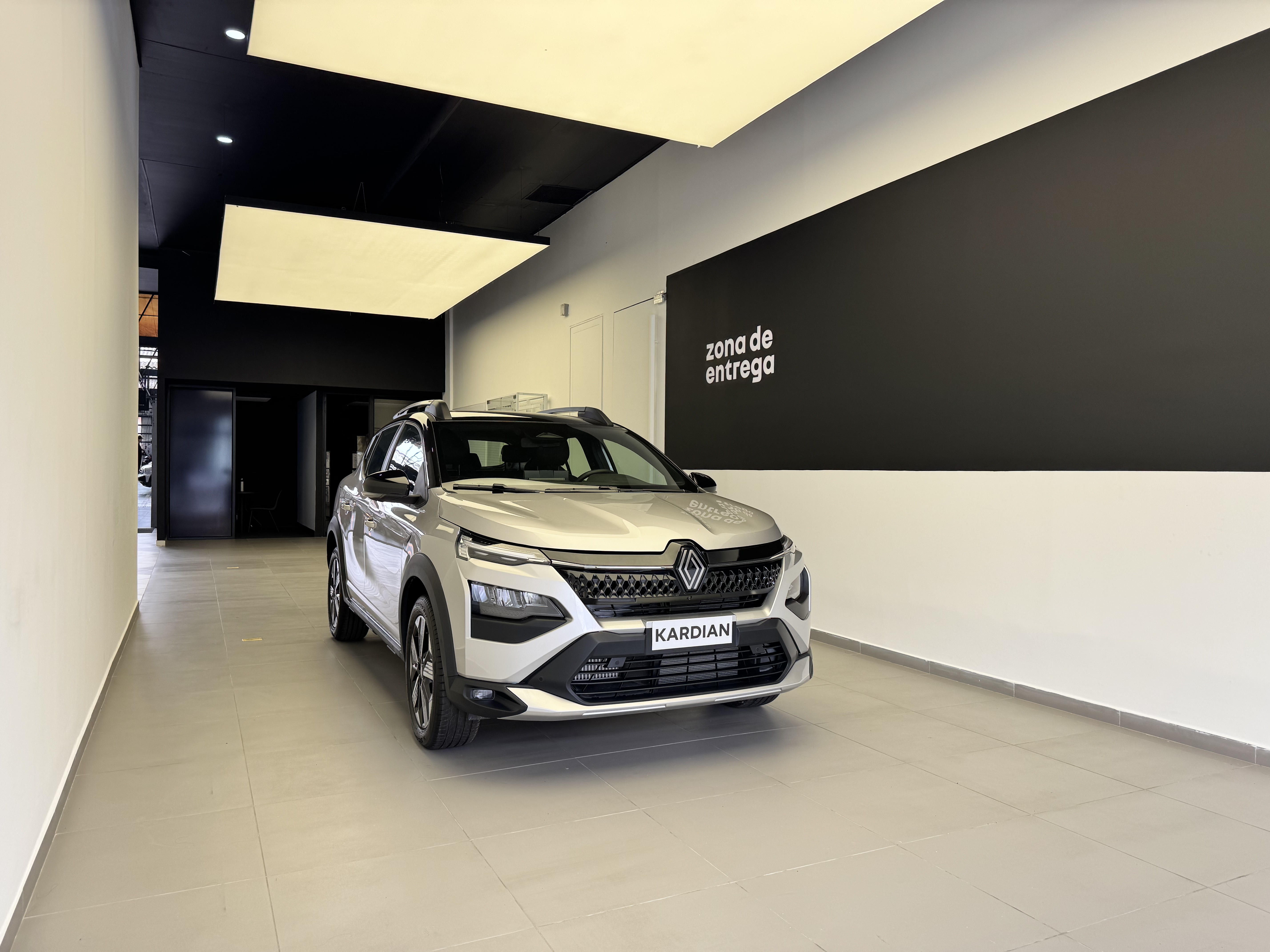 Renault transforma la experiencia de sus clientes en Medellín con la llegada de New R Store