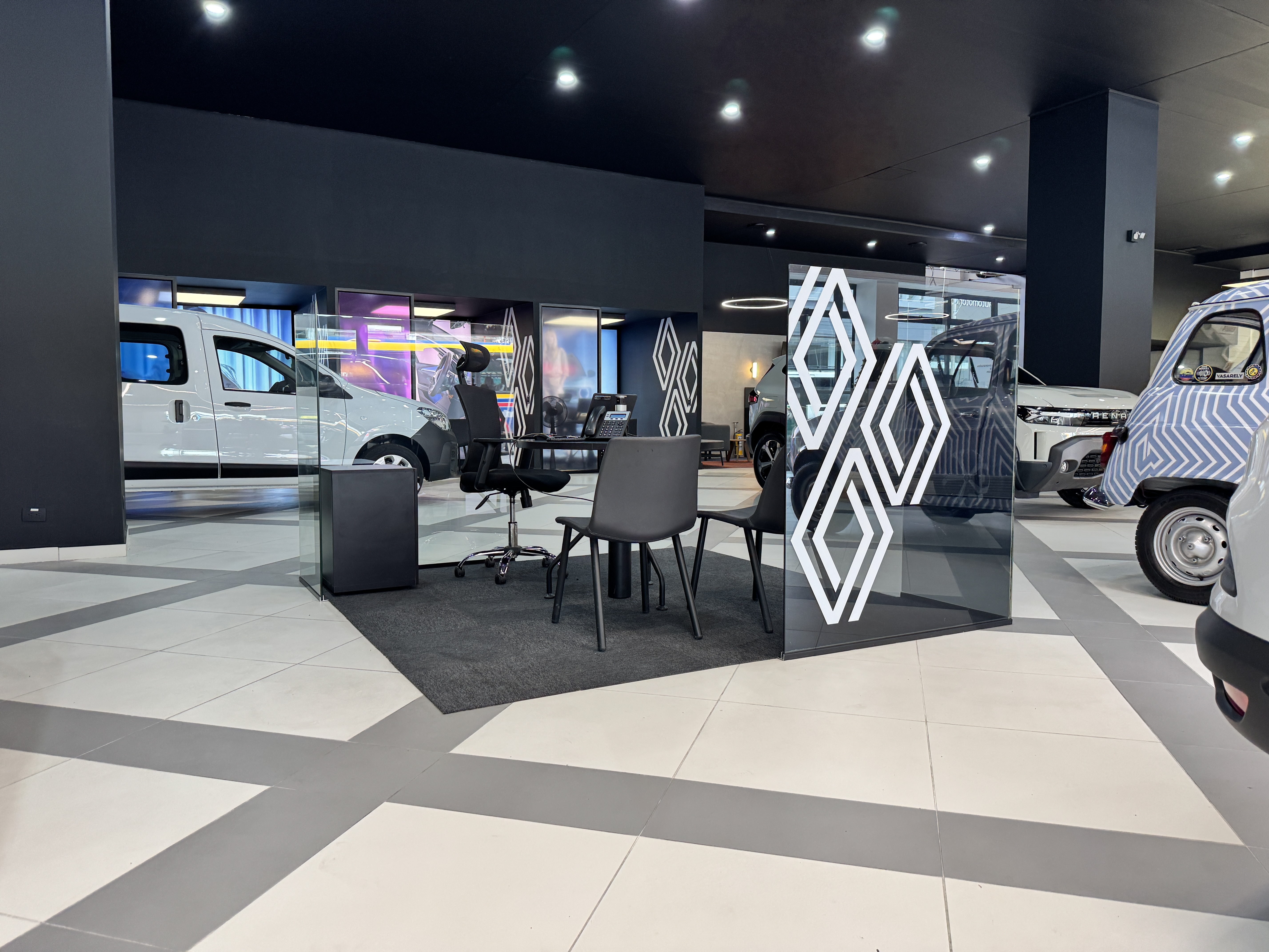 Renault transforma la experiencia de sus clientes en Medellín con la llegada de New R Store