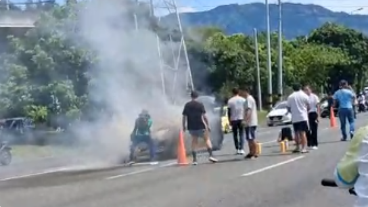 VIDEO: Un vehículo se incendió en la Regional cerca de Industriales