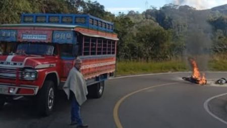 Una moto se habría incendiado luego de chocar con una chiva en la vía que comunica a La Unión con Sonsón