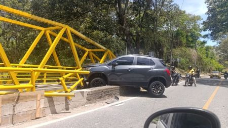 ¿Perdió el control? Un carro terminó sobre la estructura de un puente en Girardota ¿Perdió el control? Un carro terminó sobre la estructura de un puente en Girardota