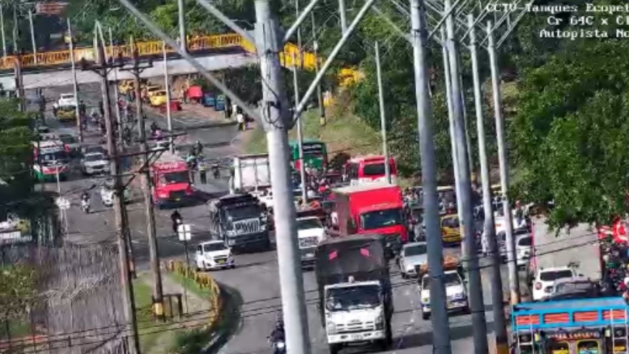 Siniestro vial genera 'taco' en la Autopista Norte de Medellín, cerca a la Terminal del Norte; conduzca con cuidado
