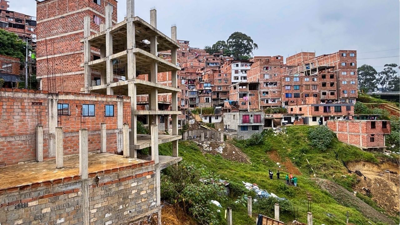 Medellín implementa nuevo modelo para reforzar el control de construcciones ilegales