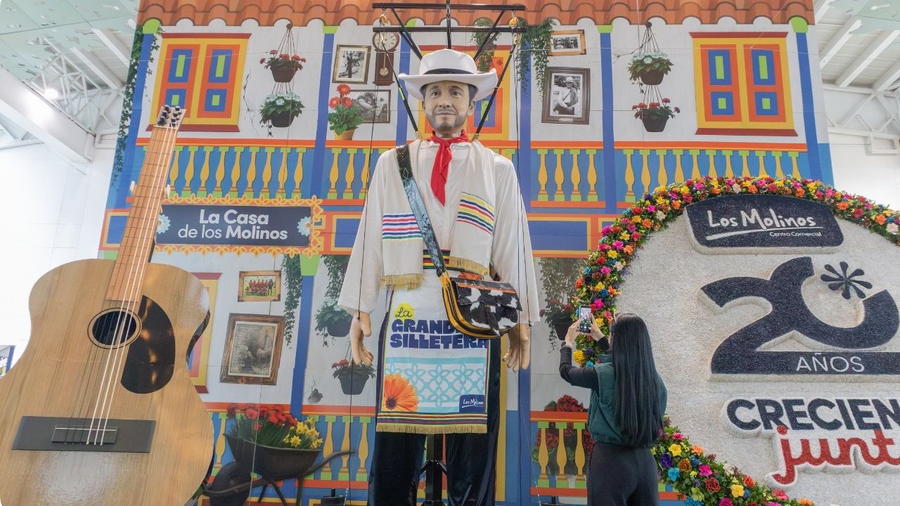El silletero marioneta más grande de Colombia llega a Los Molinos para rendir homenaje a la tradición que florece en Antioquia