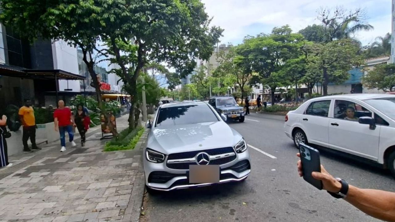 Capturan a conductor tras presuntamente intentar sobornar y agredir a un agente de tránsito durante operativo en Medellín