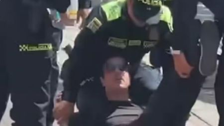 VIDEO Armó show y lo «atajaron»: Hombre que dijo ser francés intentó colarse en el cerco de seguridad VIDEO Armó show y lo "atajaron": Hombre que dijo ser francés intentó colarse en el cerco de seguridad