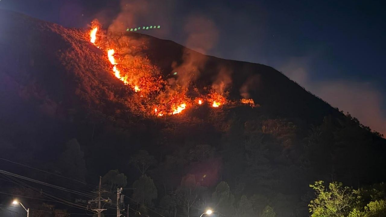 Incendio vegetal en Copacabana se reactiva en dos puntos: 30 socorristas trabajan para controlarlo