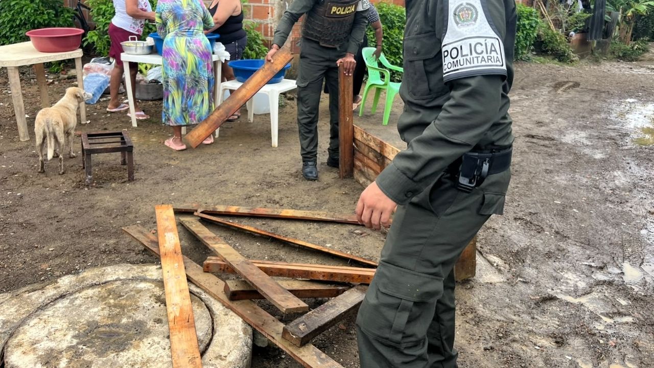 Policía acompaña a familias afectadas por inundaciones en El Reposo, Apartadó
