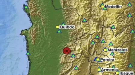 El sismo de 7.4 en Colombia cobra hasta el momento la vida de al menos 30 personas Rescatistas trabajan para ubicar al hijo del alcalde de Bahía Solano atrapado en escombros