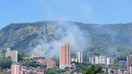 Incendio forestal es atendido en la parte alta de Loreto, en Medellín Incendio forestal es atendido en la parte alta de Loreto, en Medellín