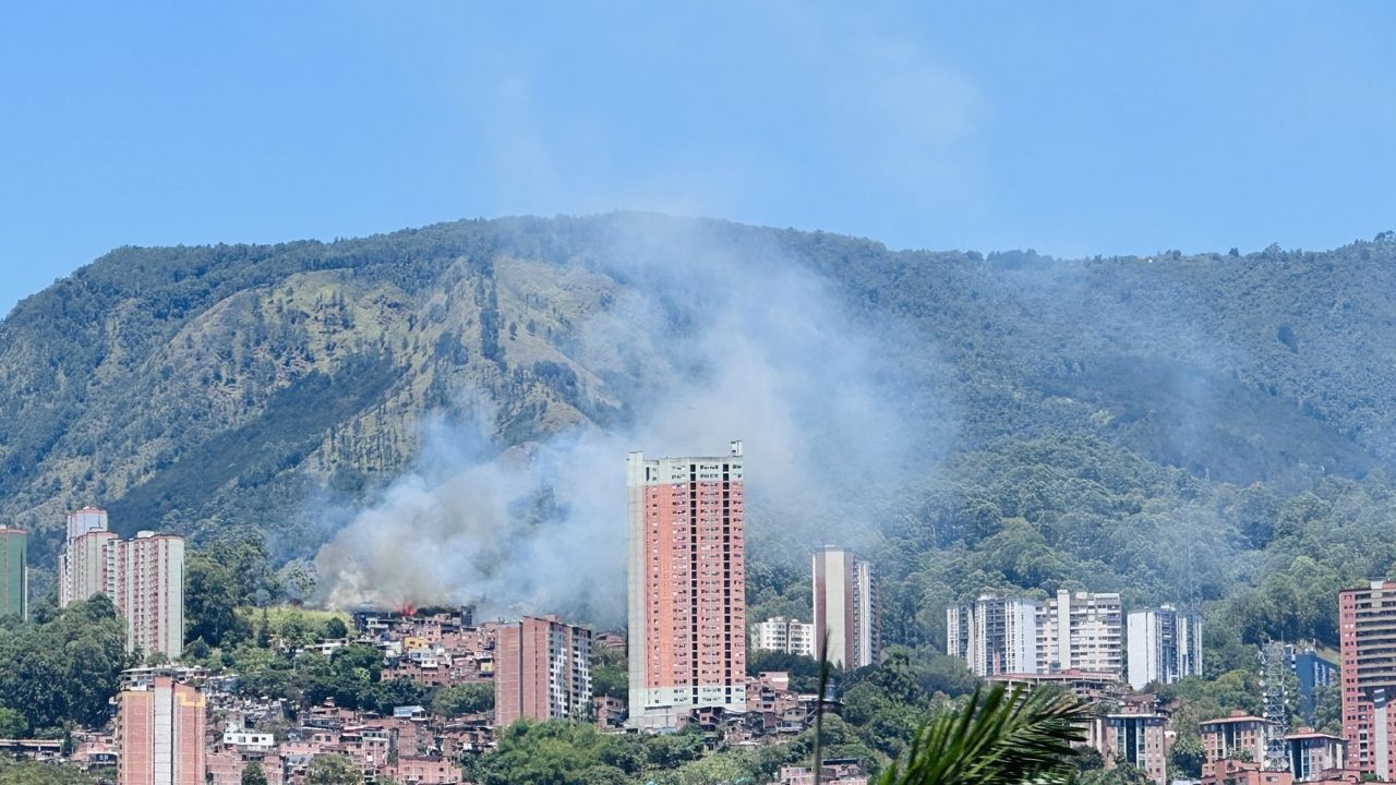 Incendio forestal es atendido en la parte alta de Loreto, en Medellín