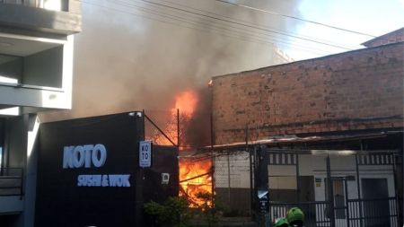 Incendio estructural en el barrio Manila de Medellín deja afectación en una edificación vecina