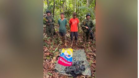 Integrantes de grupos armados se sometieron al Ejército y entregaron armas en Anorí Integrantes de grupos armados se sometieron al Ejército y entregaron armas en Anorí