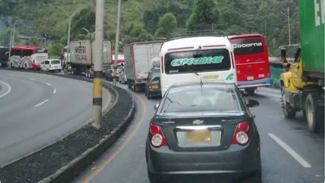 Autopista Medellín-Bogotá continúa con 'taco' debido a la protesta que se realiza en Granizal