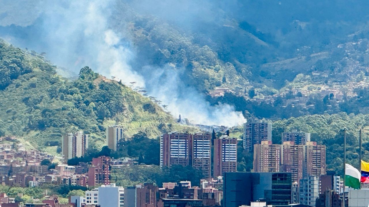 ¡Atención! Un nuevo incendio forestal se desarrolla en este momento en la capital antioqueña LAURA PAG 2026 08 14T130843.833