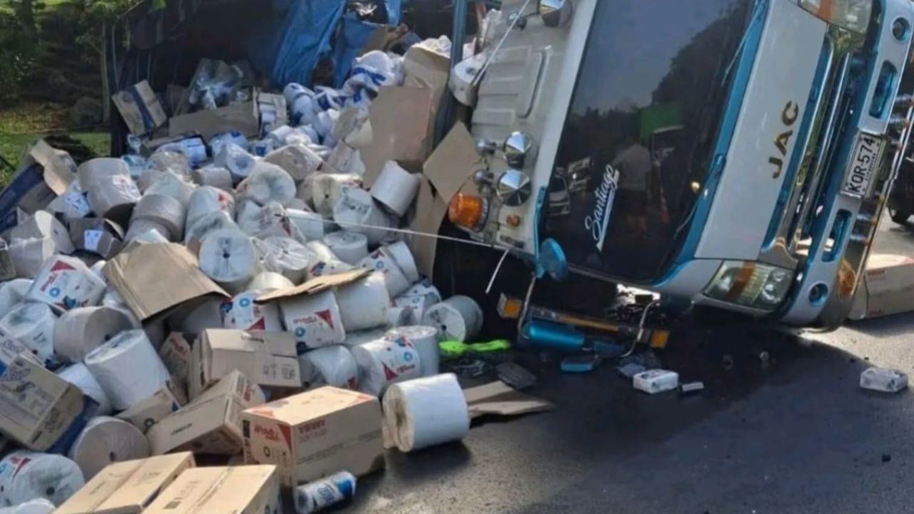 Vehículos chocan a 1 km del peaje de Cisneros, la vía está cerrada por cargamento derramado