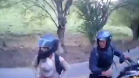 VIDEO: Dos hombes en motocicleta habrían atracado a una persona en la vía a Bolombolo VIDEO: Dos hombes en motocicleta habrían atracado a una persona en la vía a Bolombolo