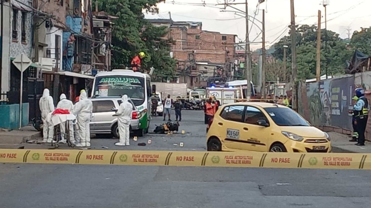 Un motociclista de 28 años murió y dos personas resultaron lesionadas en un choque de cuatro vehículos en la vía Zamora, Medellín. Conozca los detalles.