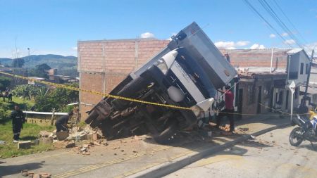 Un vehículo cargado con botellas de guaro se habría volcado en Yarumal