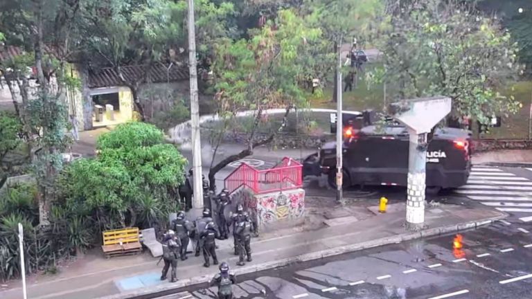 ¿Por qué estaban manifestando? Fuerza pública desalojó un bloqueo de manifestantes a las afueras de la UdeA Fuerza pública desalojó un bloqueo de manifestantes a las afuera de la UdeA