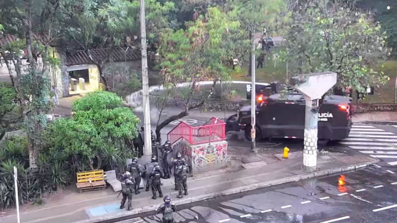 Fuerza pública desalojó un bloqueo de manifestantes a las afuera de la UdeA