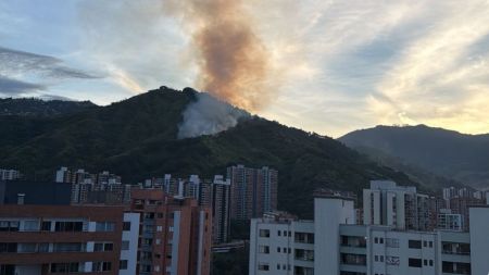 Medellín reporta tres incendios forestales simultáneamente: Santa Elena, San Cristóbal, Rodeo Alto y Cerro de las Tres Cruces