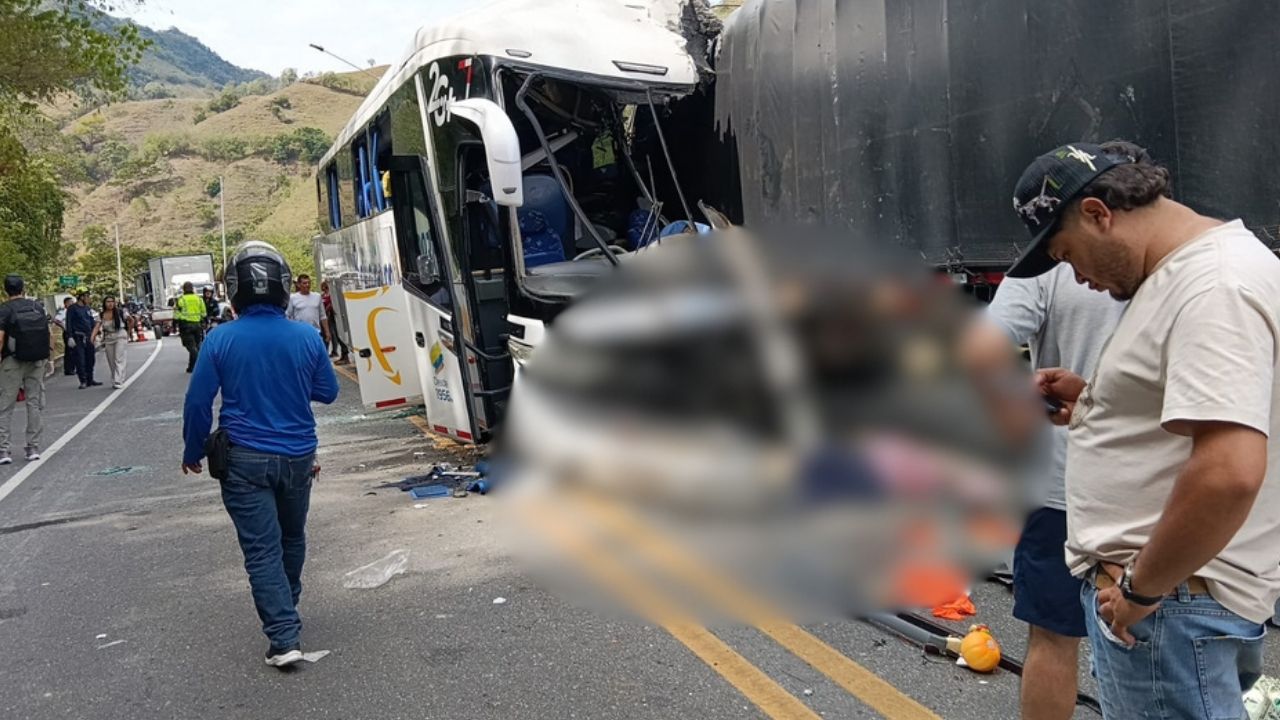 VIDEO: Tres personas perdieron la vida en accidente entre bus y tractocamión en La Pintada