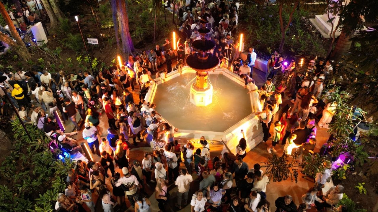 Así quedó el Parque Principal de Copacabana: peatonalización, más verde y luz LED subterránea