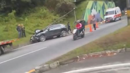 VIDEO: Se registró un choque de un vehículo particular contra un poste en la autopista Medellín-Bogotá