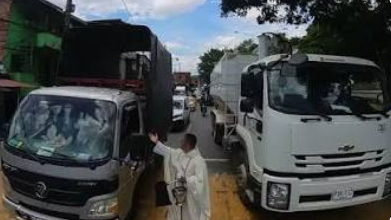 VIDEO: Cae falso sacerdote que generaba congestión vial en la Avenida Regional