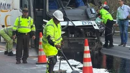 Identifican a las tres víctimas mortales del choque entre un autobús y una tractomula en la vía Medellín-Manizales