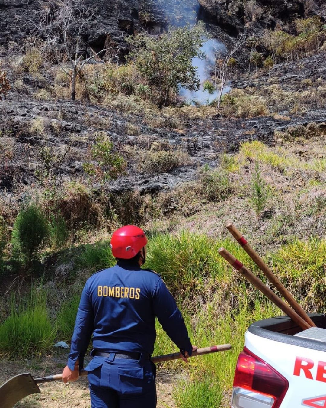 Incendio vegetal en Copacabana se reactiva en dos puntos: 30 socorristas trabajan para controlarlo 