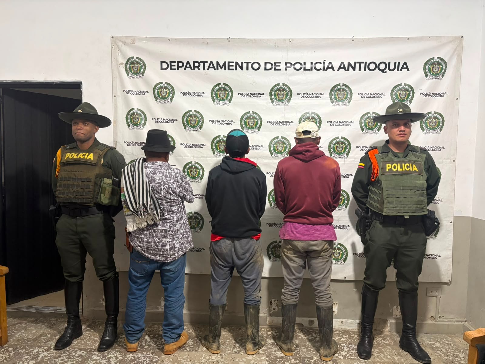 Intervienen 15 minas ilegales en Antioquia y capturan a cuatro personas