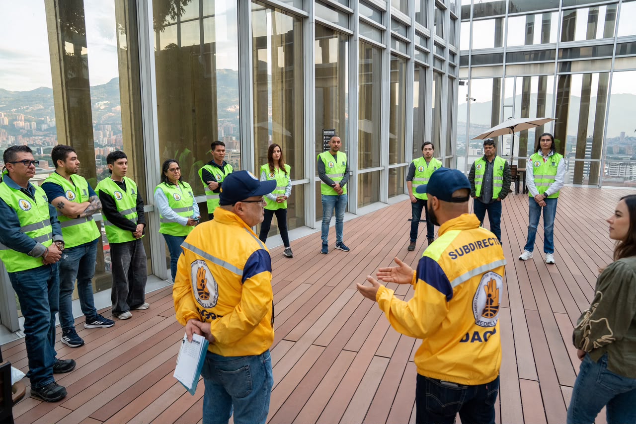 Medellín envía ingenieros voluntarios para inspeccionar viviendas afectadas en Manizales y Pereira 1 Un equipo ingenieros de Medellín viajará al Eje Cafetero para evaluar los daños en viviendas y edificaciones tras el terremoto en Manizales y Pereira.