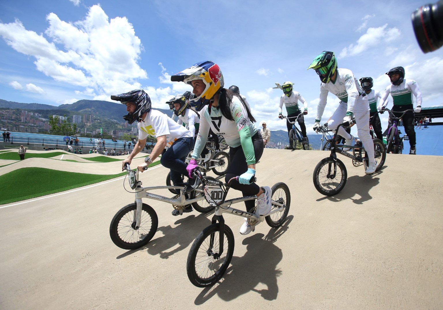 Pedal, velocidad y talento: La nueva generación del BMX ya rueda en la renovada pista Mariana Pajón de Medellín El BMX busca formar nuevos talentos en la nueva pista Mariana Pajón de Medellín