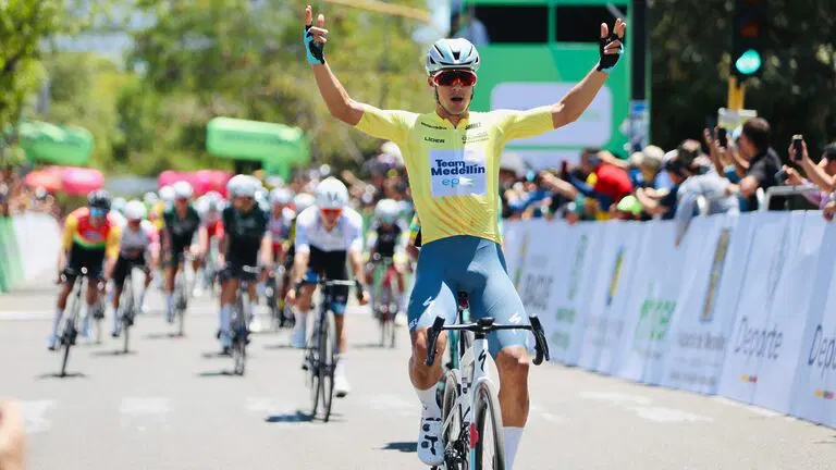 Wilmar Paredes ganó la cuarta etapa y mantiene el liderato de la Vuelta a Colombia