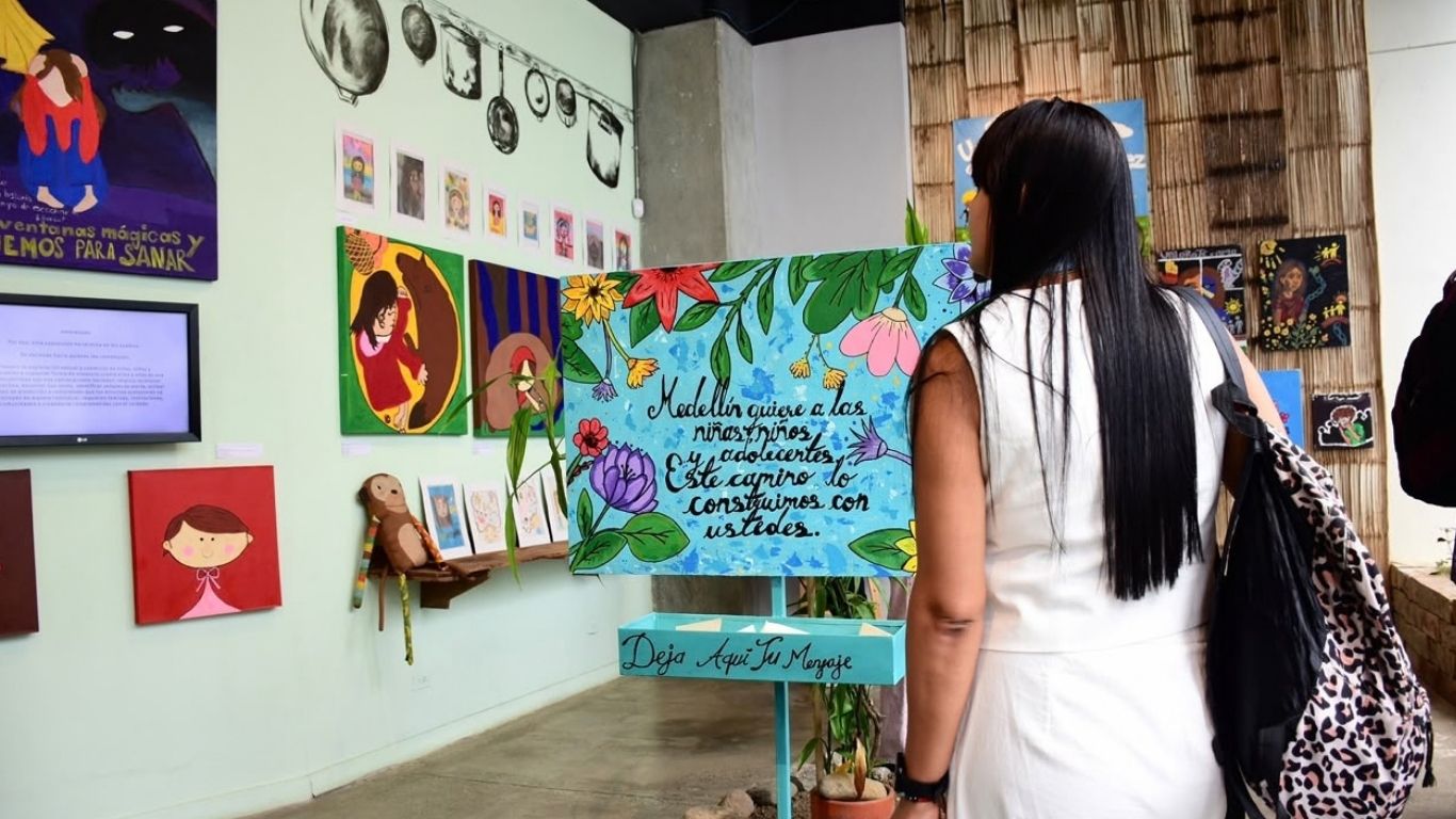 72 pinturas de niñas, niños y adolescentes llegan al Museo Casa de la Memoria en Medellín