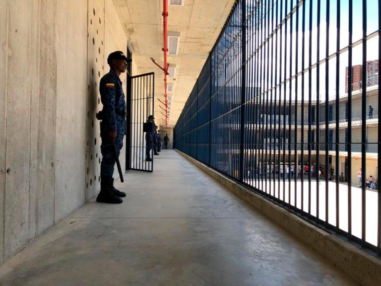 Gobierno prepara piloto para bloquear señal de celulares en cárceles Celulares
