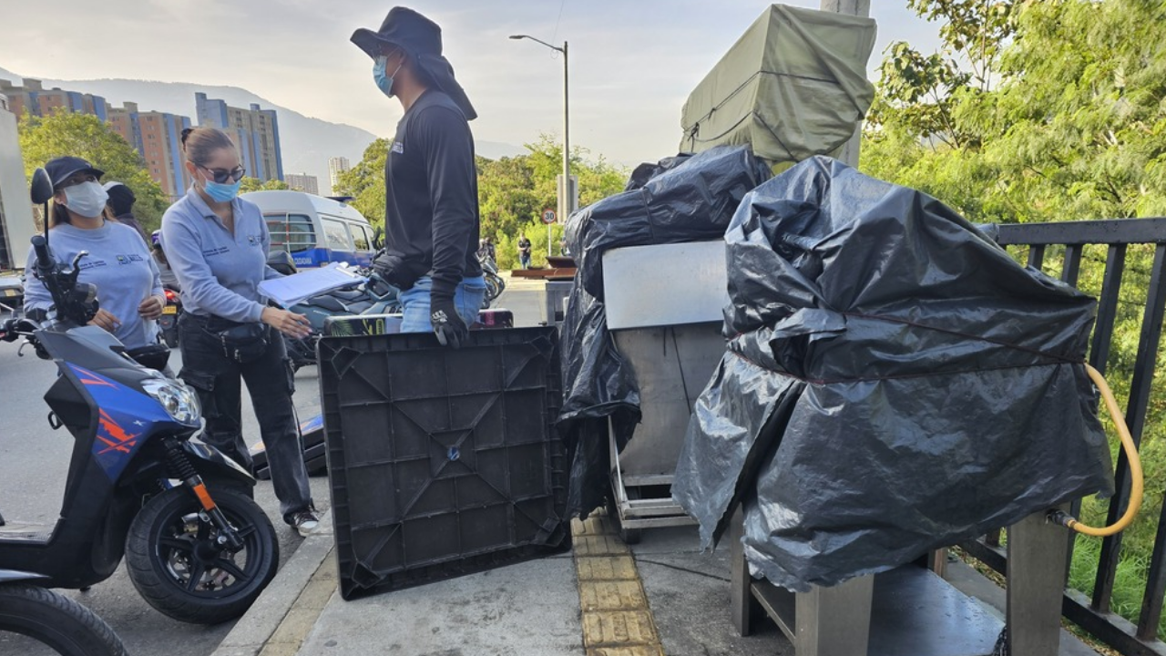 Operativo en Bello deja 18 carros inmovilizados, 400 canastas retiradas y alimentos descompuestos hallados