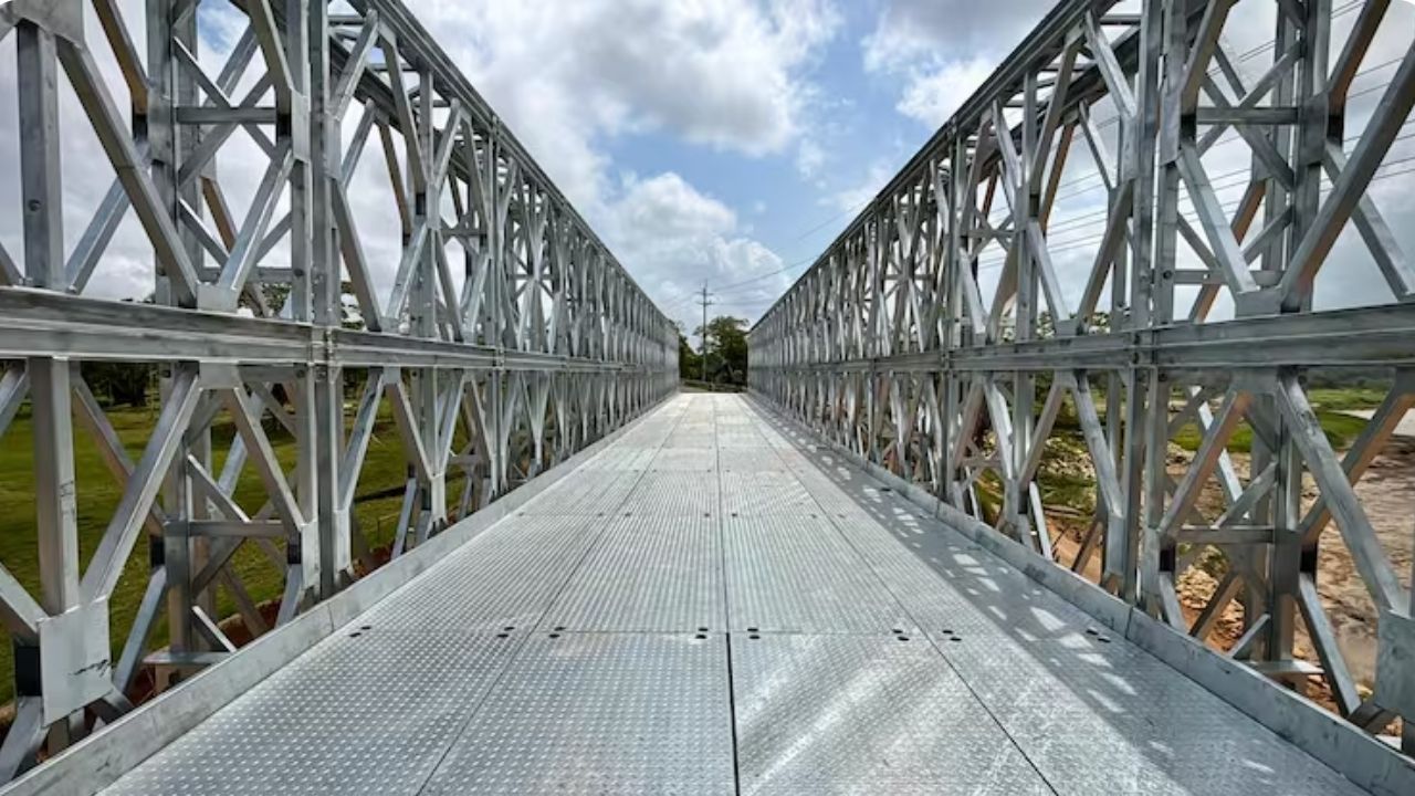 Termina la instalación de puente metálico entre San Juan de Urabá y Arboletes tras 7 meses de aislamiento