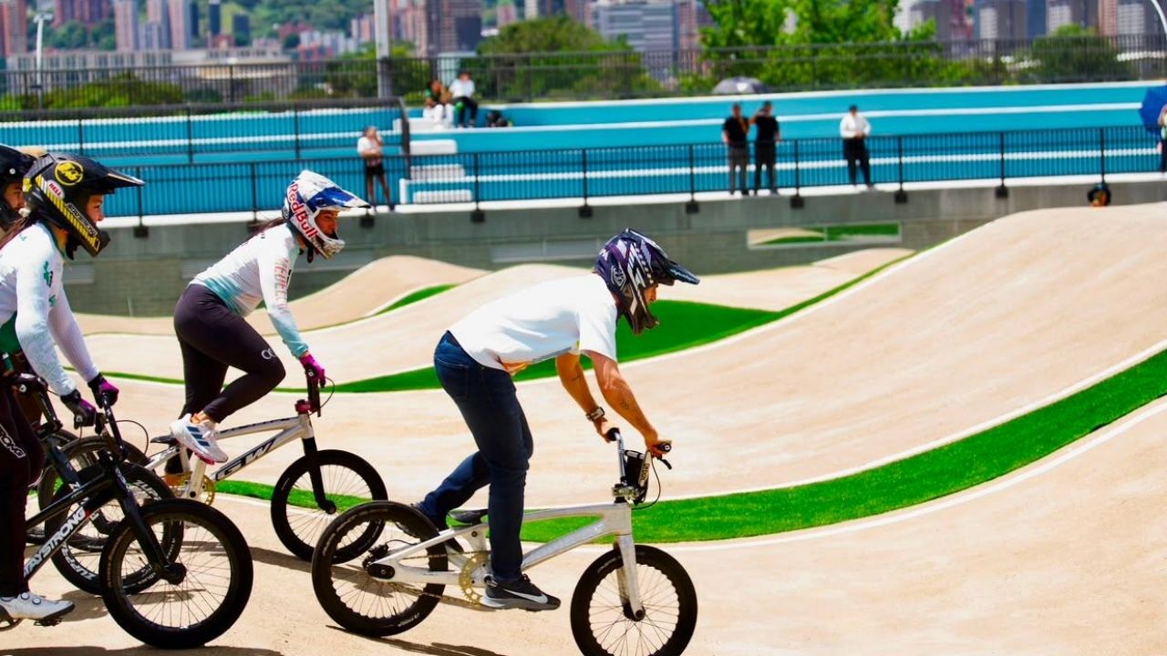 El BMX llega a las Escuelas Populares del Deporte en la renovada pista Mariana Pajón de Medellín