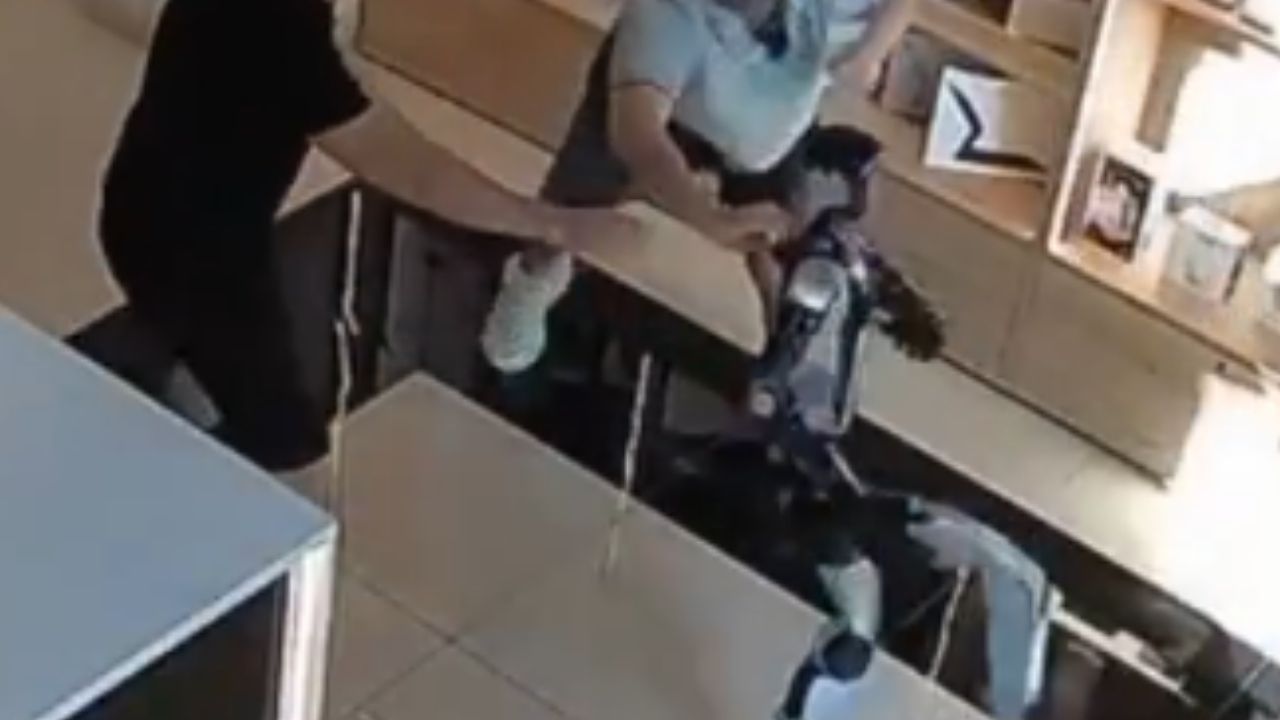 ¿Se defendió? Un robot le responde con una patada a un cliente que lo empujó