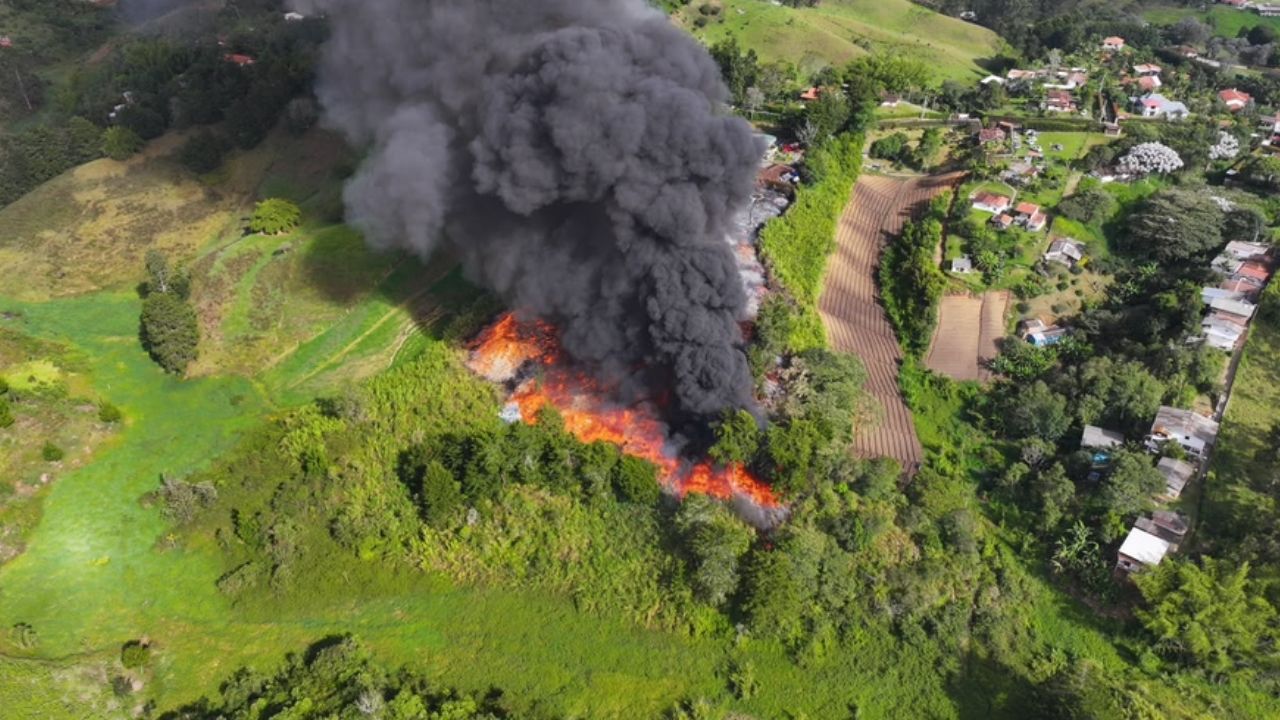Hay más detalles del incendio en Rionegro; reportan viviendas dañadas, personas afectadas y más de 100 rescatistas en labor