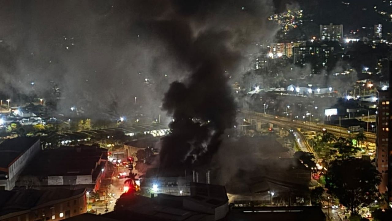 Incendio de gran magnitud en zona industrial de Sabaneta; entérese de lo ocurrido