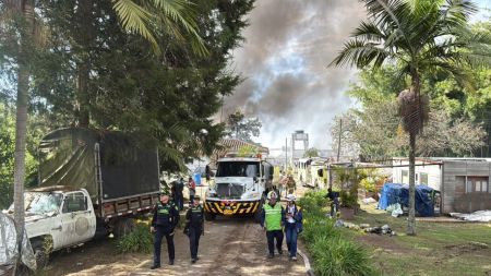 Helicóptero UH-60 Black Hawk de la FAC combate incendio en fundación de reciclaje en Rionegro