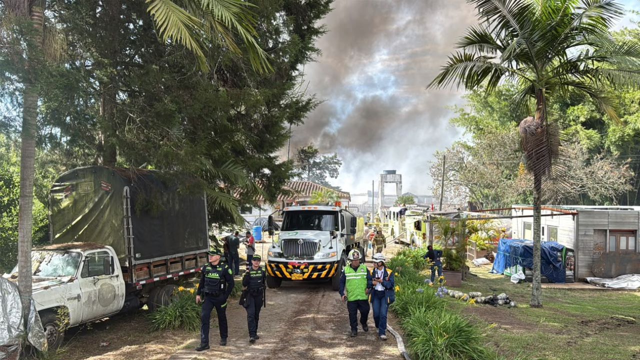 Helicóptero UH-60 Black Hawk de la FAC combate incendio en fundación de reciclaje en Rionegro