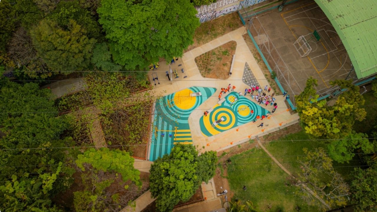 Medellín entrega 29 parques renovados en 12 comunas con inversión superior a $15.500 millones